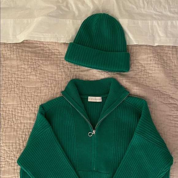 Green Ribbed Women’s Sweater and Hat Set - Picture 3 of 6